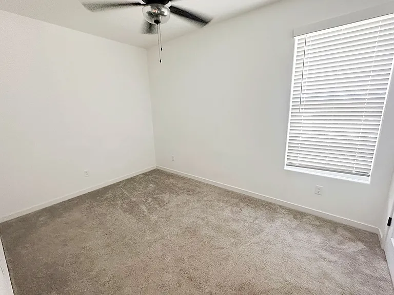 933 W Holly St — Photo 16