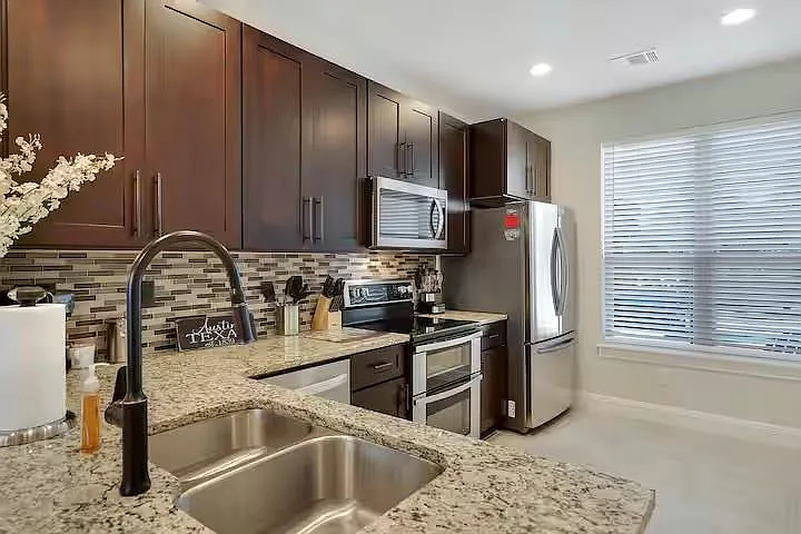 585 Demarett Dr — Photo 9