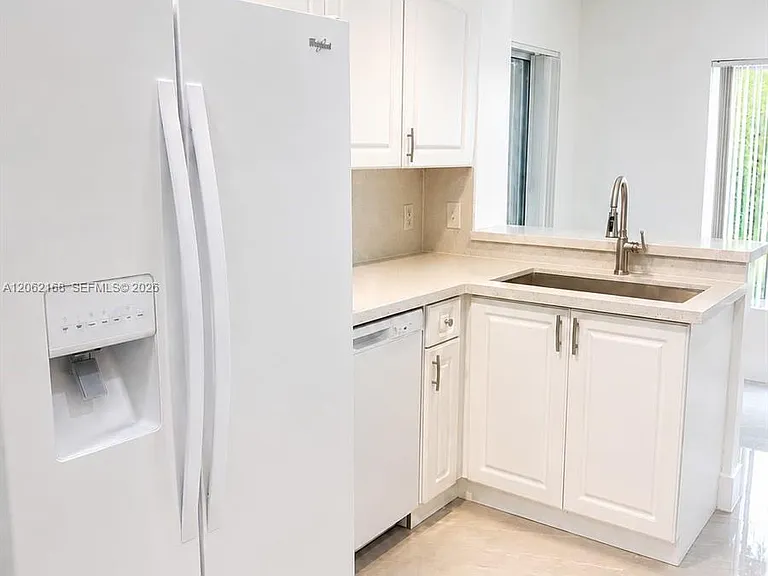 16341 Malibu Dr #19 — Photo 5