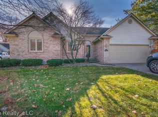 15440 Oak Pointe Cir, Plymouth, MI 48170