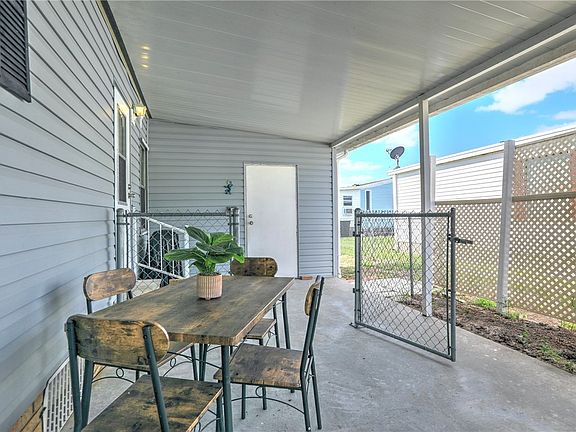 4th image of 327 Loquat Dr