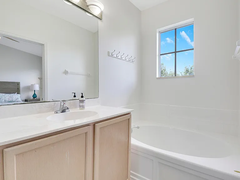 123 E Thatch Palm Cir — Photo 15
