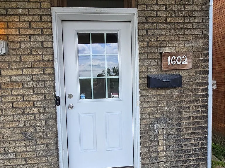 1602 Fallowfield Ave — Photo 2