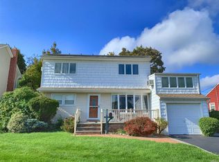 36 Elliot Dr, Hicksville, NY 11801