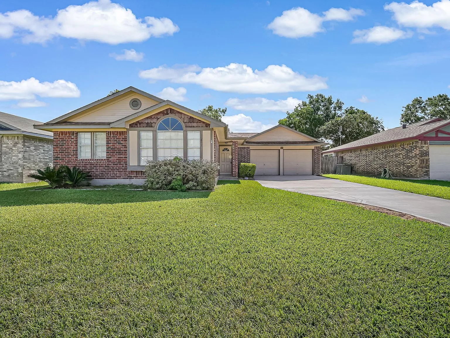 3 bed, 2.0 bath, 1167 sqft, $1,900 — Photo 1