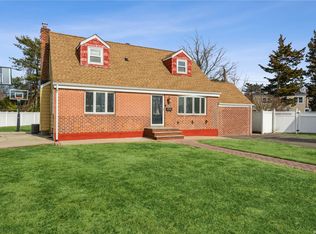 7 Hewitt St, Hicksville, NY 11801