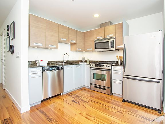4th image of 300 Berry St #706