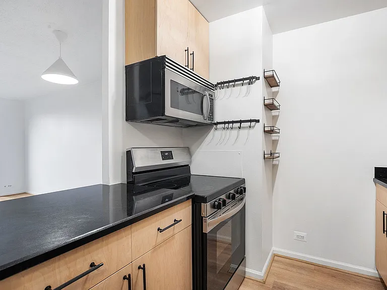 4343 N Clarendon Ave #911 — Photo 5