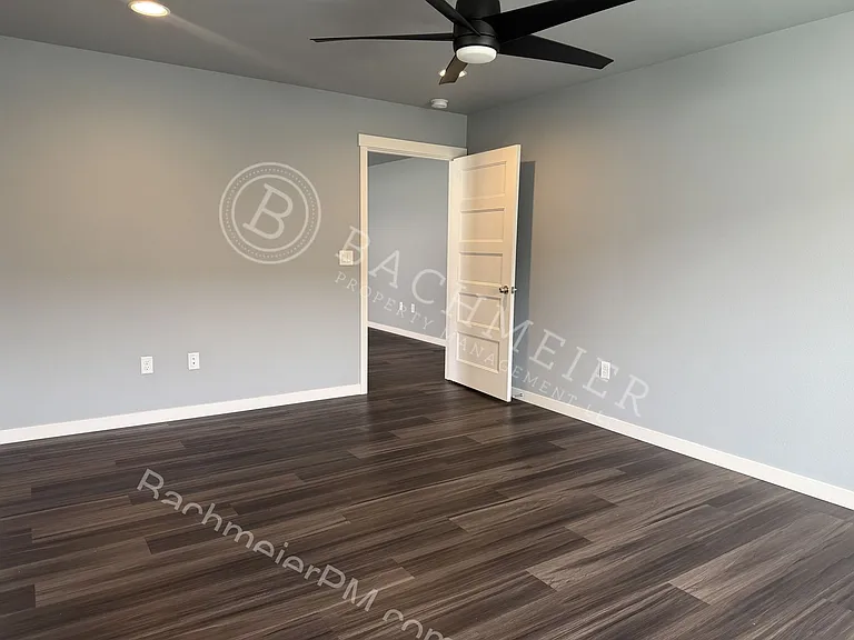 151 SW Nye Ave — Photo 8