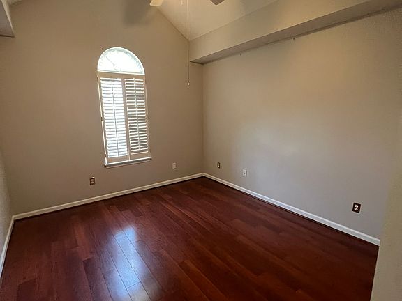 Bedroom (1) with closet