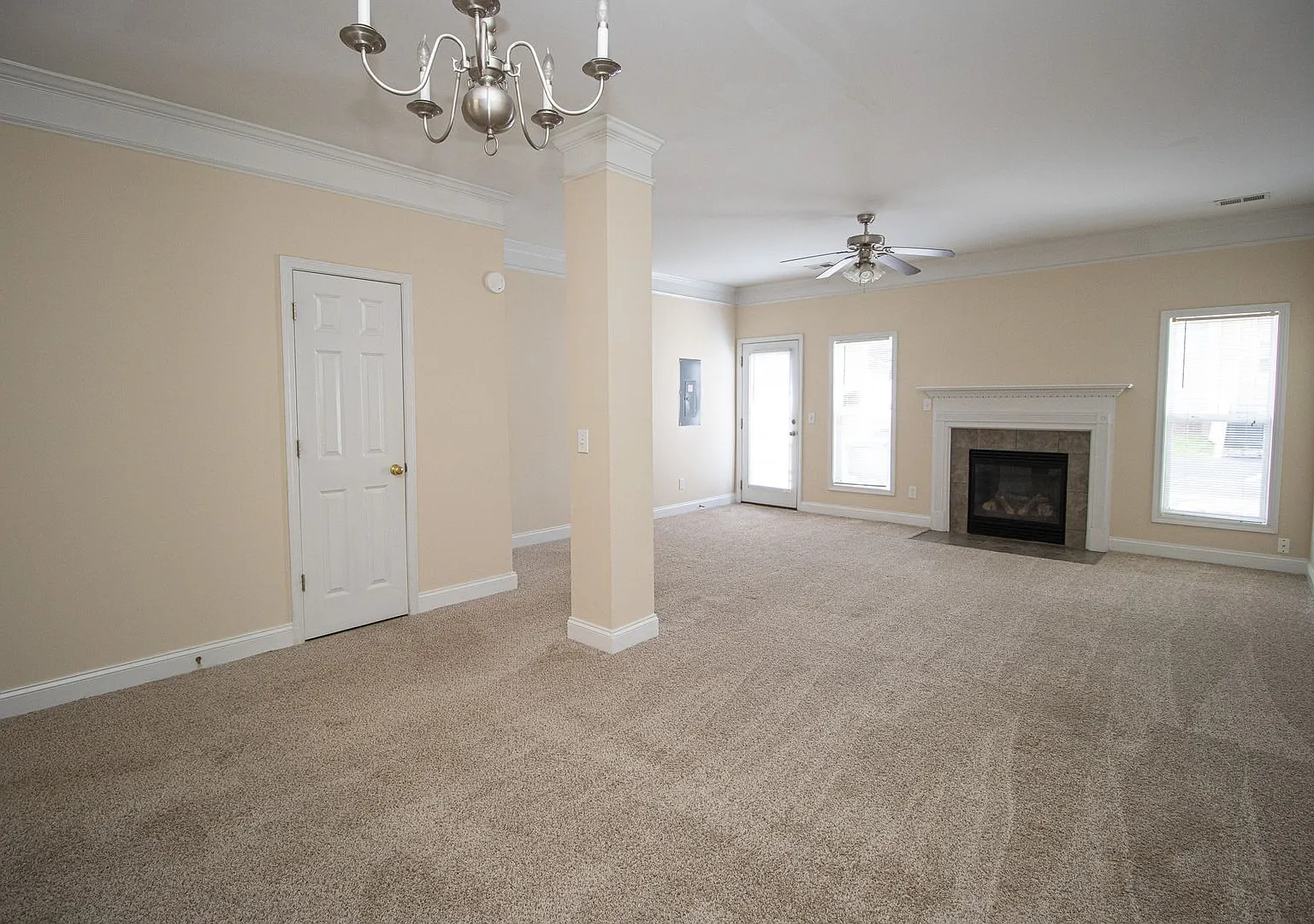 Discover comfortable living in Hampton Forest a charming 2 bedroom, 2.5 bath townhouse — Photo 4