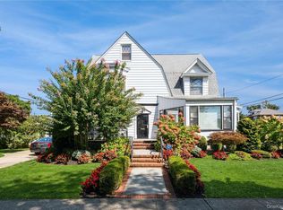 486 Oxford Rd, Cedarhurst, NY 11516