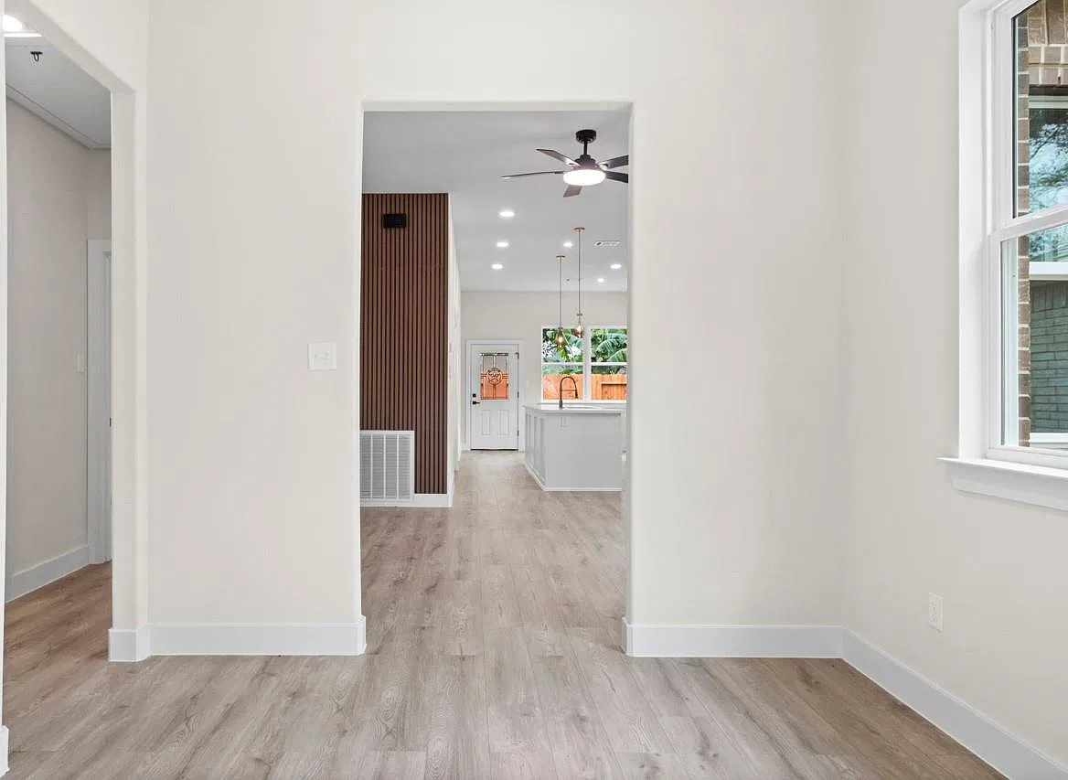 3 bed, 2.0 bath, 1395 sqft, $1,995 — Photo 2