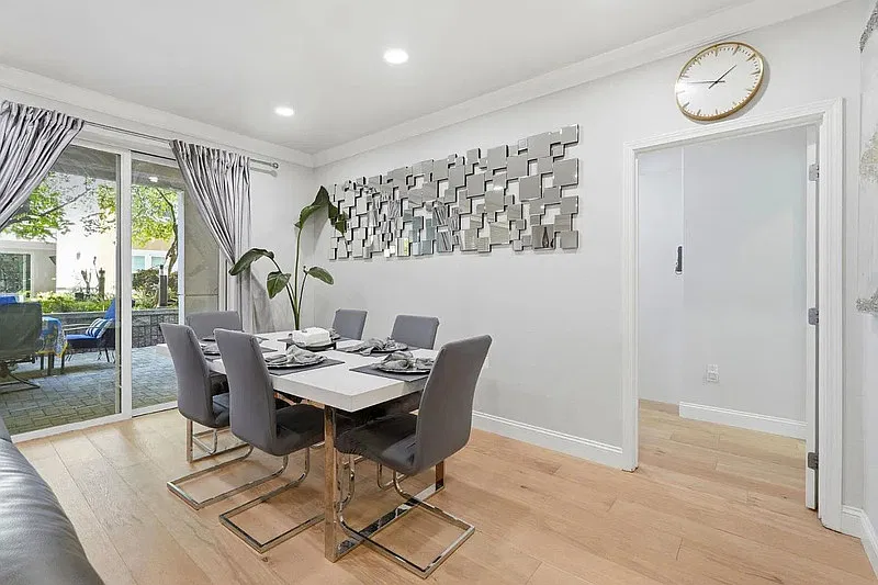 2 bed, 2.0 bath, 1274 sqft, $3,298 — Photo 4