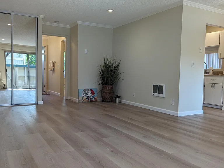 Live Oak Apartments — Photo 17