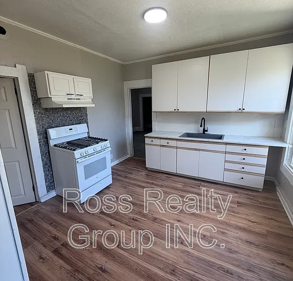 148 Gibbons St — Photo 2
