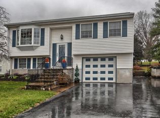 96 Hertzog Dr, Leola, PA 17540