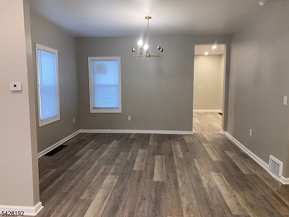 4th image of 58 Bennett St