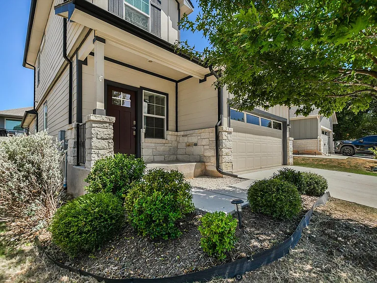 204 Merrick Rd — Photo 4