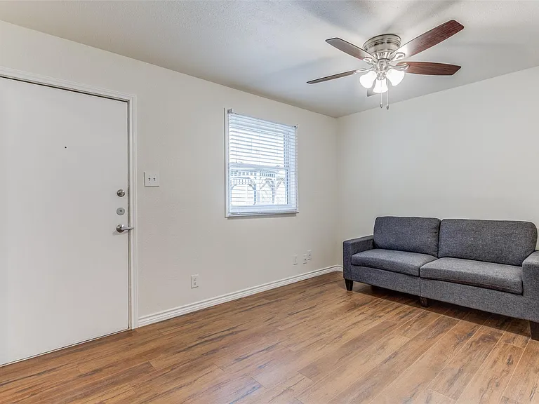 2401 Manor Rd #113 — Photo 2