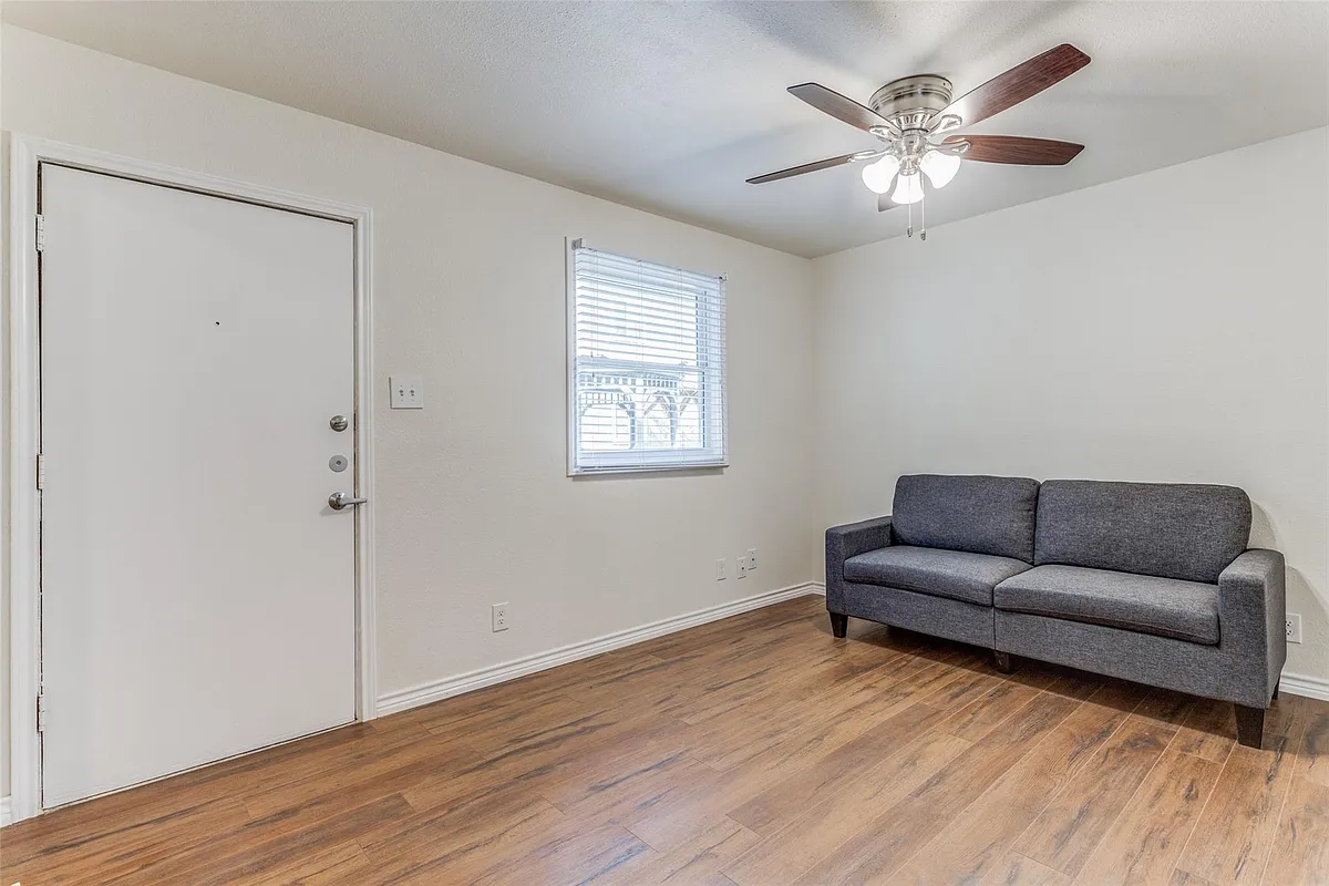 Building Photo - 2401 Manor Rd #113