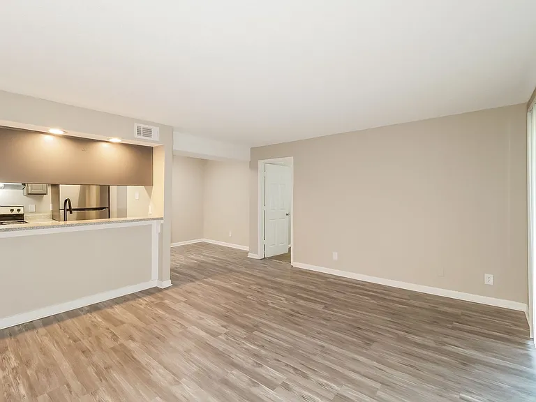 Hunters Glen Apartments — Photo 10