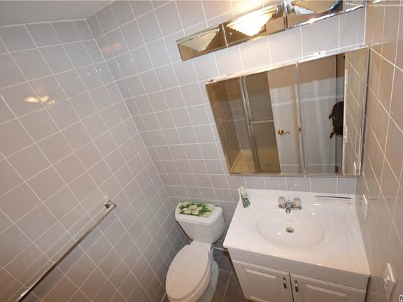 3rd image of 17 Broadlawn Dr