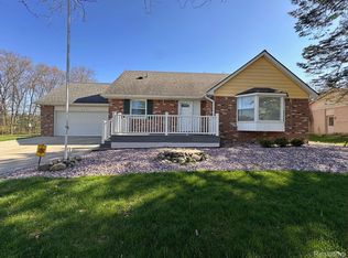 2526 Costa Mesa Rd, Waterford, MI 48329