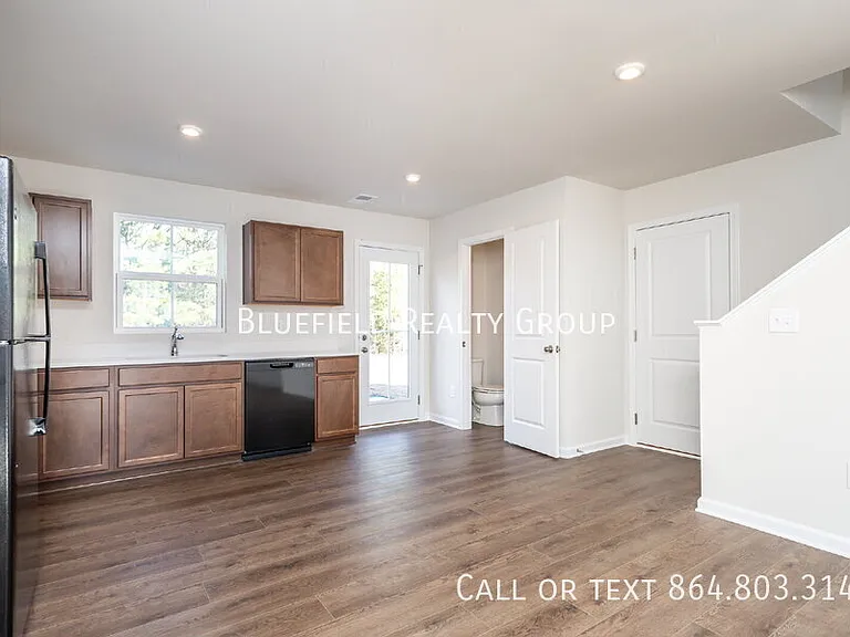 886 Cranbrook Dr — Photo 7