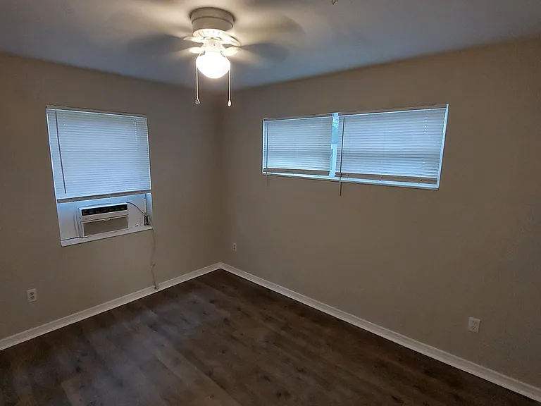 2247 Stella St — Photo 6