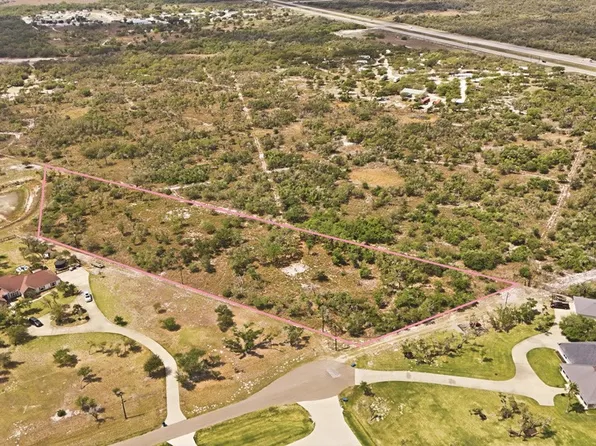 61 W Wildwood Dr, Rockport, TX 78382
