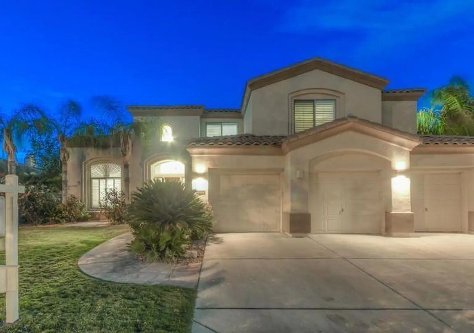 Gorgeous Ocotillo property on the lake with pool and spa — Photo 3