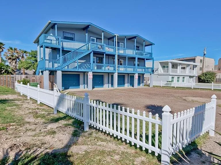 120 E Parade Dr #1 — Photo 2
