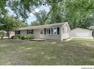 21 Holiday Ln, Riverton, IL 62561