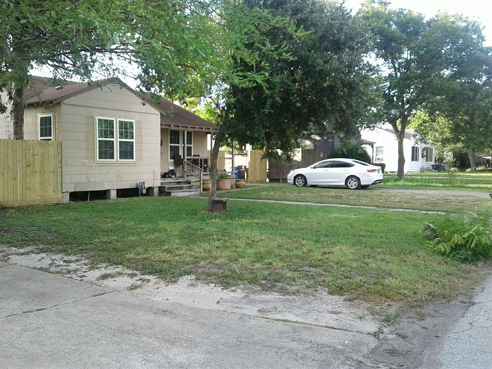 1st image of 221 E Vanderbilt Dr