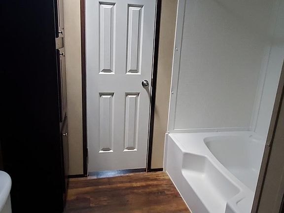 2nd Bath has 2 sinks (door leads into utility room)