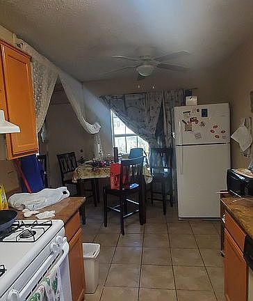 5th image of 806 E Lilac St