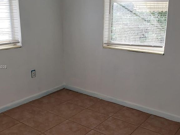 3rd image of 1511 NE 40th St