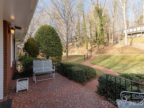 5th image of 28 Westridge Dr