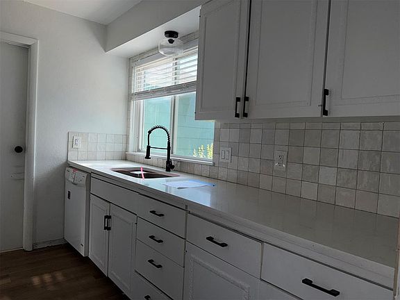 4th image of 2831 Indian Creek Blvd