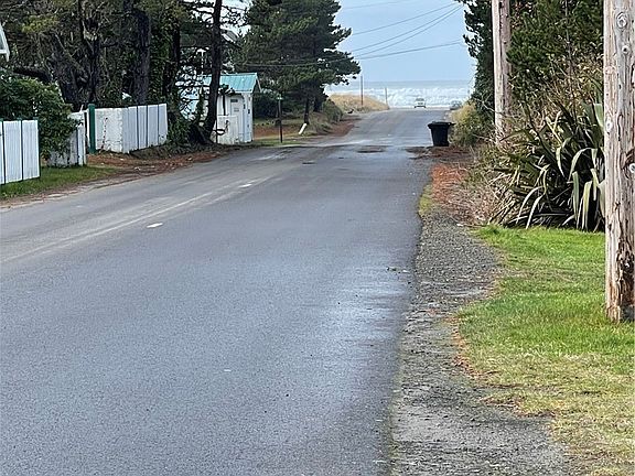 4th image of 22501 Pacific Way