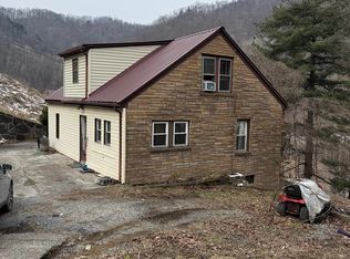 1148 Russell Hill St, Grundy, VA 24614