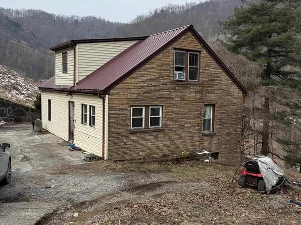 1148 Russell Hill St, Grundy, VA 24614