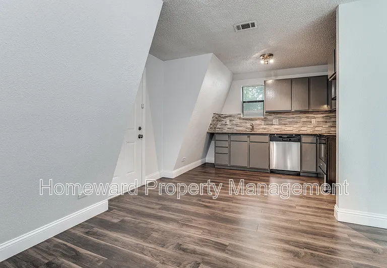 809 E Pioneer Dr — Photo 4