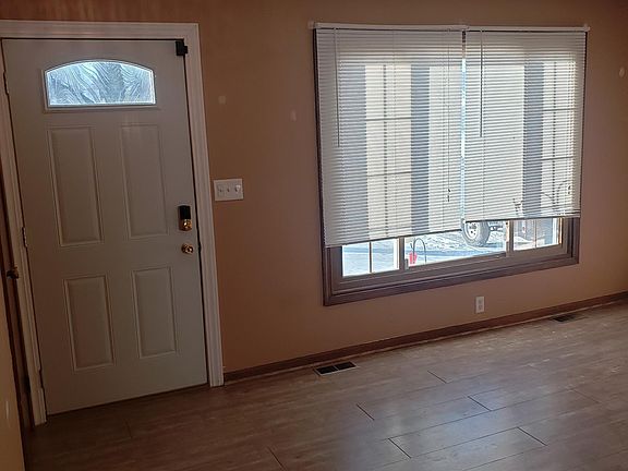 3rd image of 207 Hickory St