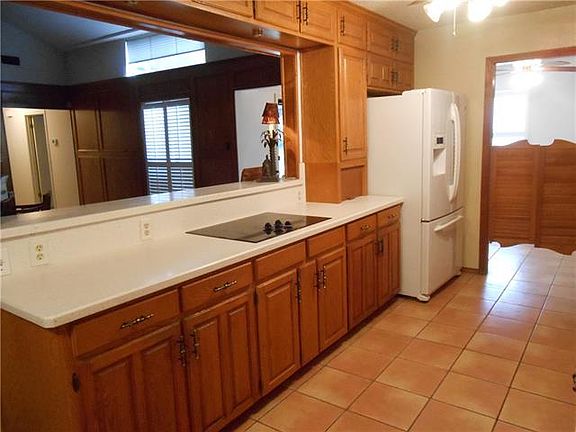 5th image of 1904 Cleburn Dr