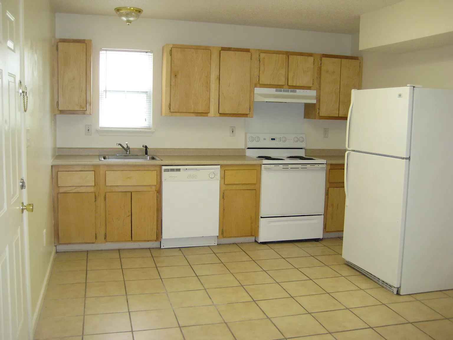 2 bed, 1.5 bath, 1023 sqft, $1,025 — Photo 2