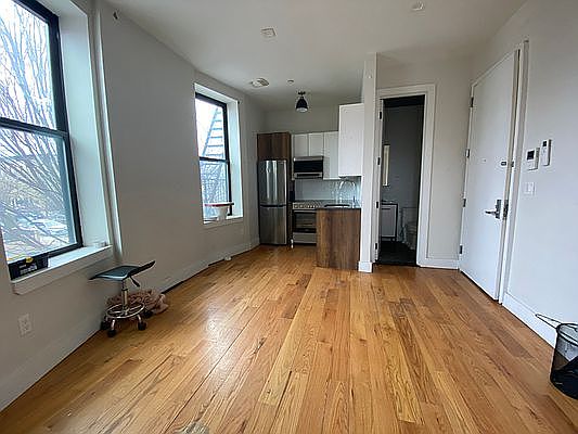 5th image of 438 Evergreen Ave #2R