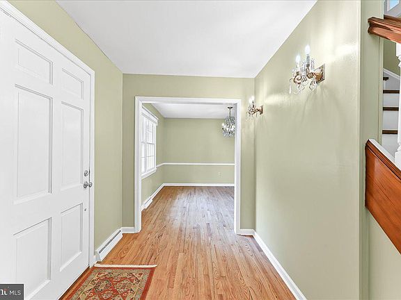 4th image of 242 Pennwood St