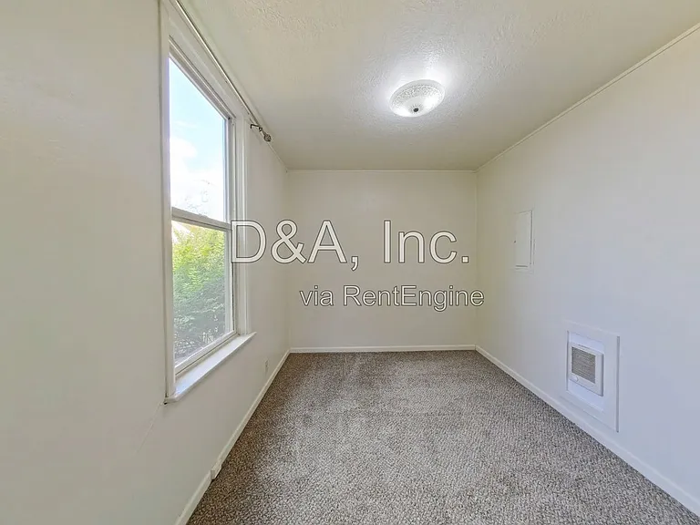 445 SW 9th St — Photo 5